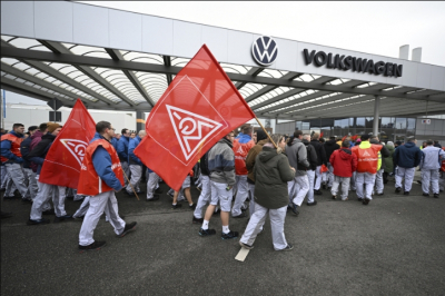 Немецкий автопром трясёт: рабочие Volkswagen осадили заводы, отказавшись мириться с увольнениями