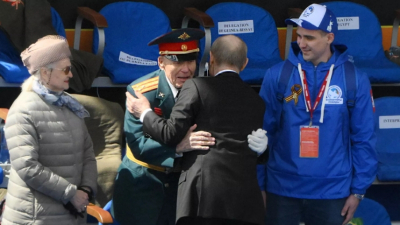 Ветеран Лыткин, обнятый Путиным, едет на Парад Победы в Москву